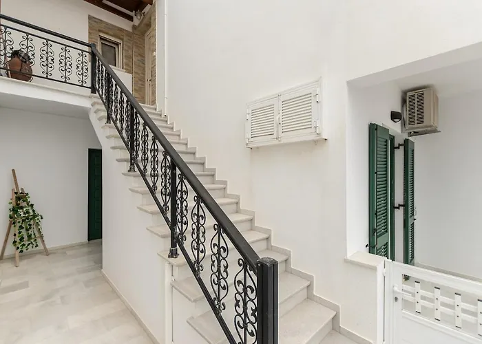 Makima Naxos Town * Naxos City